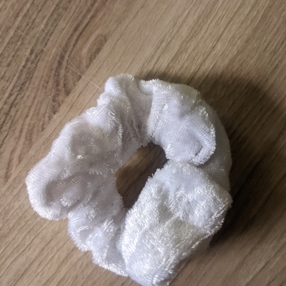 Green scrunchie set! - Picture 2 of 6